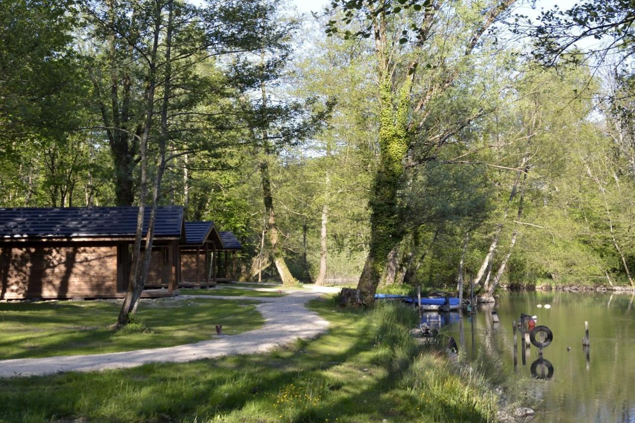 Les Lodges Du Lac Saint-Alban-de-Montbel ภายนอก รูปภาพ